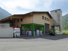 Bild Aussenansicht mit Entsorgungcontainern