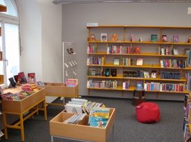 Bild mit Abteil für Kinderbücher etc.