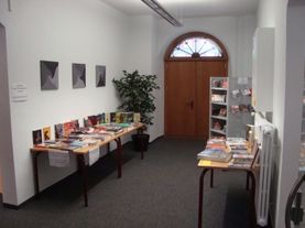 Bild mit Eingang der Bibliothek