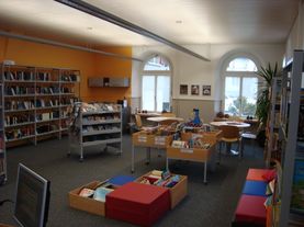 Bild des Raums mit Büchern und Sitzgelegenheiten