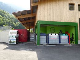 Bild Aussenansicht mit Sammelcontainern